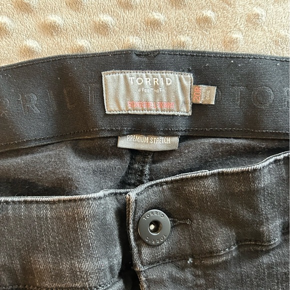 Torrid Black Skinny Jeans - 20 - Picture 2 of 4